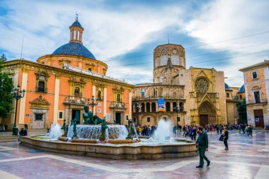 VALENCIA, SPAIN, 30 ARALIK 2015: Valencia Katedral Tapınağı, Basilica de la nuestra senora de los desamparados ve eski kasabadaki rio tura çeşmesiyle Saint Mary Meydanı.