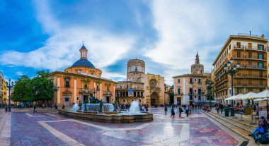 VALENCIA, SPAIN, 30 ARALIK 2015: Valencia Katedral Tapınağı, Basilica de la nuestra senora de los desamparados ve eski kasabadaki rio tura çeşmesiyle Saint Mary Meydanı.