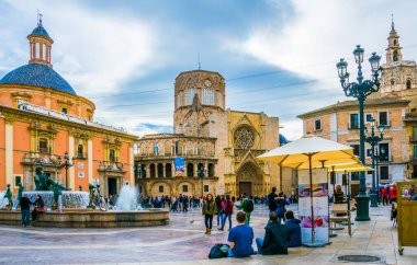 VALENCIA, SPAIN, 30 ARALIK 2015: Valencia Katedral Tapınağı, Basilica de la nuestra senora de los desamparados ve eski kasabadaki rio tura çeşmesiyle Saint Mary Meydanı.