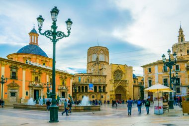 VALENCIA, SPAIN, 30 ARALIK 2015: Valencia Katedral Tapınağı, Basilica de la nuestra senora de los desamparados ve eski kasabadaki rio tura çeşmesiyle Saint Mary Meydanı.