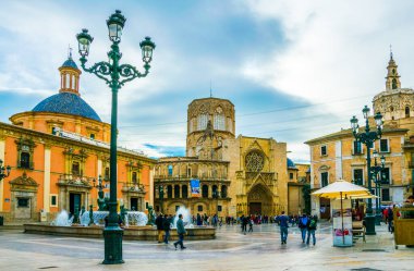 VALENCIA, SPAIN, 30 ARALIK 2015: Valencia Katedral Tapınağı, Basilica de la nuestra senora de los desamparados ve eski kasabadaki rio tura çeşmesiyle Saint Mary Meydanı.