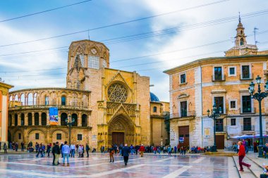 VALENCIA, İspanya, 30 ARALIK 2015: İspanya 'nın Valencia şehrinde insanlar katedralin önünden geçiyor