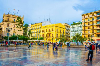 VALENCIA, SPAIN, 30 ARALIK 2015: Valencia Katedral Tapınağı, Basilica de la nuestra senora de los desamparados ve eski kasabadaki rio tura çeşmesiyle Saint Mary Meydanı.