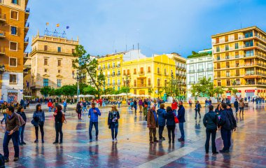 VALENCIA, SPAIN, 30 ARALIK 2015: Valencia Katedral Tapınağı, Basilica de la nuestra senora de los desamparados ve eski kasabadaki rio tura çeşmesiyle Saint Mary Meydanı.
