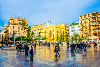 VALENCIA, SPAIN, 30 ARALIK 2015: Valencia Katedral Tapınağı, Basilica de la nuestra senora de los desamparados ve eski kasabadaki rio tura çeşmesiyle Saint Mary Meydanı.