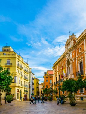 VALENCIA, İspanya, 30 ARALIK 2015: Valencia 'daki katedralin yanındaki başpiskoposluk binasının manzarası