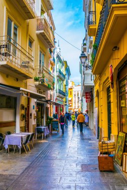 VALENCIA, İspanya, 30 ARALIK 2015: İspanya 'nın tarihi merkezi Valencia' da yer alan dar bir caddenin manzarası