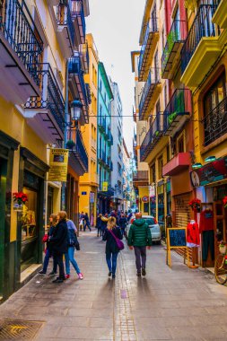 VALENCIA, İspanya, 30 ARALIK 2015: İspanya 'nın tarihi merkezi Valencia' da yer alan dar bir caddenin manzarası