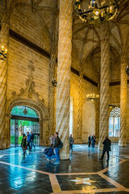 VALENCIA, İspanya, 30 Aralık 2015: İnsanlar Valencia 'nın en belirgin simgelerinden birine hayran - Eski İpek Borsası (Lonja de la Seda). UNESCO Dünya Mirası Alanı.