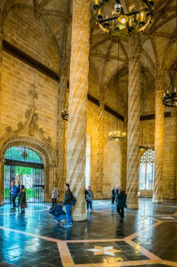 VALENCIA, İspanya, 30 Aralık 2015: İnsanlar Valencia 'nın en belirgin simgelerinden birine hayran - Eski İpek Borsası (Lonja de la Seda). UNESCO Dünya Mirası Alanı.