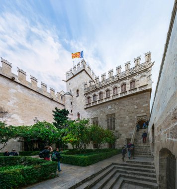 VALENCIA, İspanya, 30 Aralık 2015: insanlar Eski İpek Borsası 'nın (Lonja de la Seda) iç avlusunda yürüyorlar, Valencia, İspanya. UNESCO Dünya Mirası Alanı.