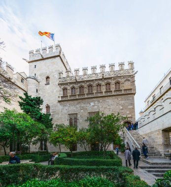 VALENCIA, İspanya, 30 ARALIK 2015: İspanya 'nın Valencia kentindeki merkez marketin önündeki bir caddede trafik görüntüsü