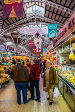 VALENCIA, İSPAIN, 30 ARALIK 2015: Müşteriler Valencia 'daki merkez markette alışveriş yapıyorlar.