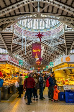VALENCIA, İSPAIN, 30 ARALIK 2015: Müşteriler Valencia 'daki merkez markette alışveriş yapıyorlar.
