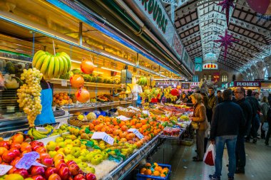 VALENCIA, İSPAIN, 30 ARALIK 2015: Müşteriler Valencia 'daki merkez markette alışveriş yapıyorlar.