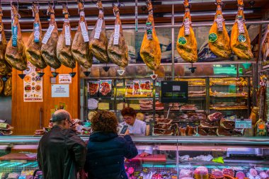 VALENCIA, İSPAIN, 30 ARALIK 2015: Müşteriler Valencia 'daki merkez markette alışveriş yapıyorlar.