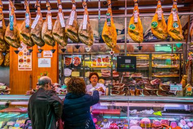 VALENCIA, İSPAIN, 30 ARALIK 2015: Müşteriler Valencia 'daki merkez markette alışveriş yapıyorlar.