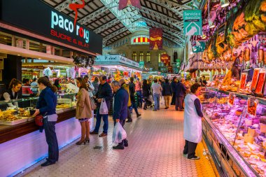 VALENCIA, İSPAIN, 30 ARALIK 2015: Müşteriler Valencia 'daki merkez markette alışveriş yapıyorlar.