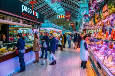 VALENCIA, İSPAIN, 30 ARALIK 2015: Müşteriler Valencia 'daki merkez markette alışveriş yapıyorlar.