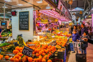 VALENCIA, İSPAIN, 30 ARALIK 2015: Müşteriler Valencia 'daki merkez markette alışveriş yapıyorlar.