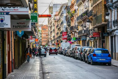 VALENCIA, SPAIN, 30 ARALIK 2015: İnsanlar İspanya 'nın Valencia şehrindeki Carrer de xativa bulvarında yürüyorlar güneşli bir Aralık gününde