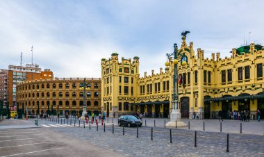 VALENCIA, SPAIN, 30 ARALIK 2015: İnsanlar İspanya 'nın Valencia şehrindeki Estasio del Nord tren istasyonundalar.