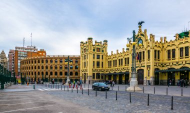 VALENCIA, SPAIN, 30 ARALIK 2015: İnsanlar İspanya 'nın Valencia şehrindeki Estasio del Nord tren istasyonundalar.
