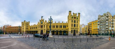 VALENCIA, SPAIN, 30 ARALIK 2015: İnsanlar İspanya 'nın Valencia şehrindeki Estasio del Nord tren istasyonundalar.