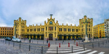VALENCIA, SPAIN, 30 ARALIK 2015: İnsanlar İspanya 'nın Valencia şehrindeki Estasio del Nord tren istasyonundalar.