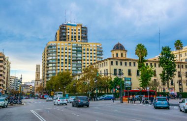 VALENCIA, SPAIN, 30 ARALIK 2015: İnsanlar İspanya 'nın Valencia şehrindeki Carrer de xativa bulvarında yürüyorlar güneşli bir Aralık gününde