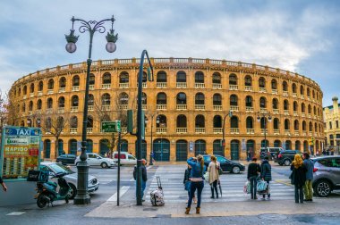 VALENCIA, SPAIN, 30 ARALIK 2015: İnsanlar Torros de Valencia Meydanı 'nın önündeki caddeden geçiyorlar.