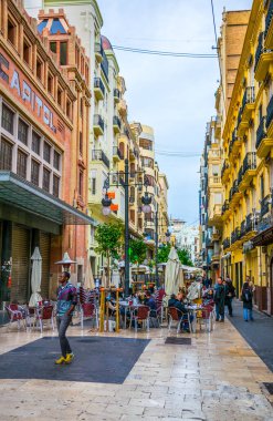 VALENCIA, İspanya, 30 ARALIK 2015: İspanya 'nın tarihi merkezi Valencia' daki Carrer de Ribera caddesinde insanlar yürüyor