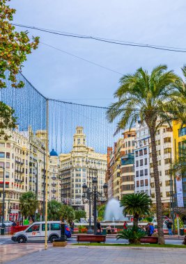 VALENCIA, SPAIN, 30 ARALIK 2015: İnsanlar İspanya Valencia şehrindeki plaza de l juntament meydanında geziniyorlar.