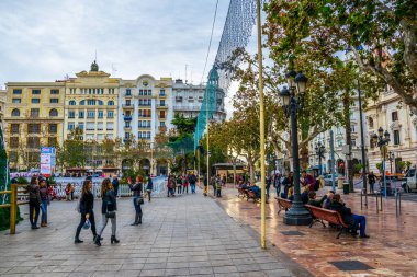VALENCIA, SPAIN, 30 ARALIK 2015: İnsanlar İspanya Valencia şehrindeki plaza de l juntament meydanında geziniyorlar.