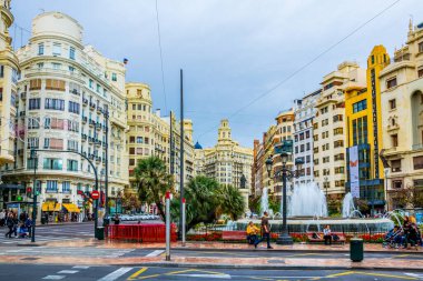 VALENCIA, İspanya, 30 ARALIK 2015: İspanya 'nın Valencia kentindeki Plaza de l juntament Meydanı yakınlarında trafik