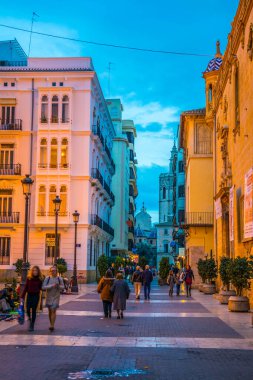 VALENCIA, İspanya, 30 ARALIK 2015: İspanya 'nın tarihi merkezi Valencia' da gün batımında yer alan del mur de santa caddesinin manzarası
