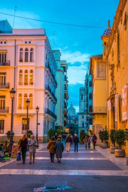 VALENCIA, İspanya, 30 ARALIK 2015: İspanya 'nın tarihi merkezi Valencia' da gün batımında yer alan del mur de santa caddesinin manzarası