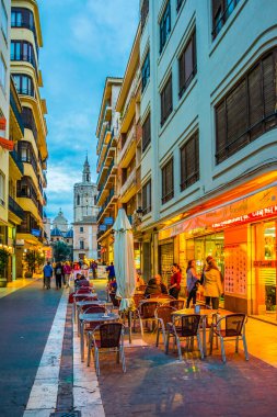 VALENCIA, İspanya, 30 ARALIK 2015: İspanya 'nın tarihi merkezi Valencia' da gün batımında yer alan del mur de santa caddesinin manzarası