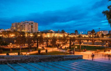 VALENCIA, SPAIN, 30 ARALIK 2015: Gençlik grupları dinlenmek ve rahatlamak için İspanya 'nın Valencia kentindeki turia bahçelerinde gece boyu toplanıyorlar..