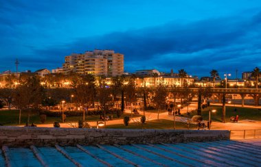 VALENCIA, SPAIN, 30 ARALIK 2015: Gençlik grupları dinlenmek ve rahatlamak için İspanya 'nın Valencia kentindeki turia bahçelerinde gece boyu toplanıyorlar..