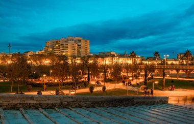 VALENCIA, SPAIN, 30 ARALIK 2015: Gençlik grupları dinlenmek ve rahatlamak için İspanya 'nın Valencia kentindeki turia bahçelerinde gece boyu toplanıyorlar..