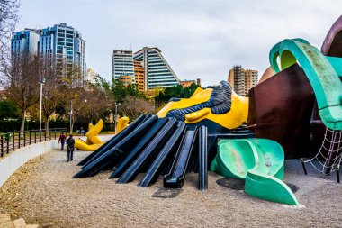 VALENCIA, İspanya, 31 Aralık 2015: Valencia 'daki Turia Gardens' ın içindeki Gulliver çocuk parkında çocuklar oynuyor.