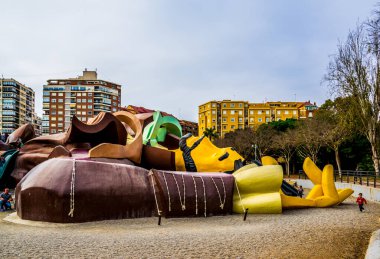 VALENCIA, İspanya, 31 Aralık 2015: Valencia 'daki Turia Gardens' ın içindeki Gulliver çocuk parkında çocuklar oynuyor.