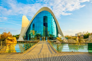 VALENCIA, İspanya, 31 Aralık 2015 L 'Oşinografi Merkezi. Valencia 'daki Sanat ve Bilim Şehri' ndeki Akvaryum yunus gösterisi ve diğer etkinlikler için her gün ziyaretçilerin akvaryumunu çeker..