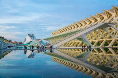 VALENCIA, İspanya, 31 Aralık 2015: İspanya Valencia 'da Hemisferic ile birlikte Palau de les arts reina sofia konser salonunun manzarası