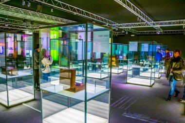 VALENCIA, İspanya, 31 Aralık 2015: İnsanlar Valencia 'daki sanat ve bilim müzesinde geziniyor ve bilim insanları ve keşifleri hakkında bilgi topluyorlar..