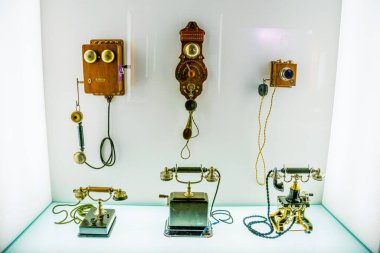 VALENCIA, İspanya, 31 Aralık 2015: Valencia Sanat ve Bilim Müzesi 'nde sergilenen eski telefonların görüntüsü