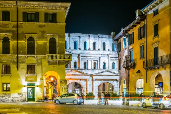 Verona Olaszország Március 2016 Éjszakai Kilátás Megvilágított Porta Borsari Kapu — Stock Fotó
