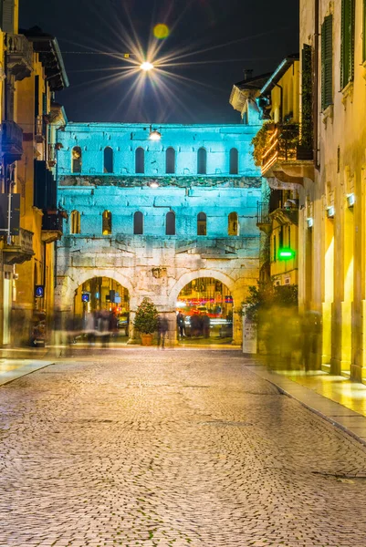 VERONA, İtalya, 19 Mart 2016: Verona, İtalya 'daki aydınlık porta borsari kapısının gece görüşü.