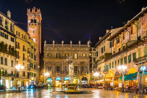 Verona Itália Março 2016 Pessoas Estão Passeando Pela Piazza Delle — Fotografia de Stock